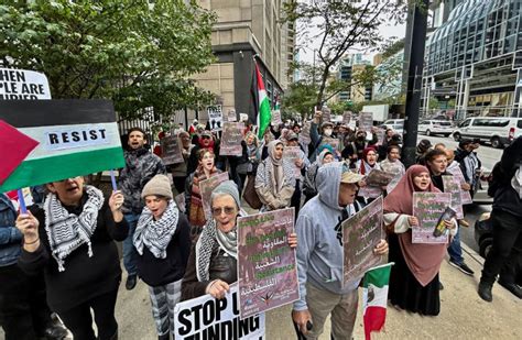 Bolsas con folletos antisemitas y posible veneno hallados en Chicago.